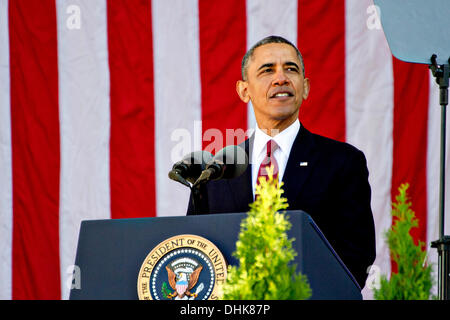 Arlington, Virginia, USA. 11. November 2013. US-Präsident Barack Obama spricht bei Zeremonien zu Ehren der Veteranen auf dem Arlington National Cemetery zu Ehren des Veterans Day 11. November 2013 in Arlington, VA. Bildnachweis: Planetpix/Alamy Live-Nachrichten Stockfoto