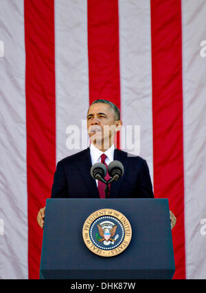 Arlington, Virginia, USA. 11. November 2013. US-Präsident Barack Obama spricht bei Zeremonien zu Ehren der Veteranen auf dem Arlington National Cemetery zu Ehren des Veterans Day 11. November 2013 in Arlington, VA. Bildnachweis: Planetpix/Alamy Live-Nachrichten Stockfoto