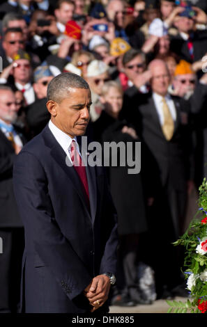 Arlington, Virginia, USA. 11. November 2013. US-Präsident Barack Obama neigt seinen Kopf während der Zeremonien zu Ehren der Veteranen auf dem Arlington National Cemetery zu Ehren des Veterans Day 11. November 2013 in Arlington, VA. Bildnachweis: Planetpix/Alamy Live-Nachrichten Stockfoto