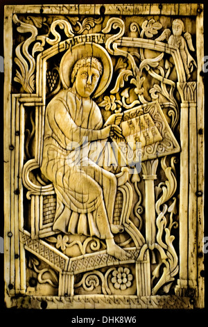 Mattheus - Matthew einer der vier Evangelisten 10. Jahrhundert Norditalien Italienische Elfenbein Stockfoto