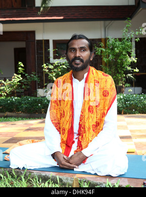 Yoga-Lehrerin sitzt in einem Resort-Garten in Varkala, Indien. Stockfoto