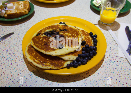 Heidelbeere Frühstück Pfannkuchen, Tick Tock Diner im New Yorker Hotel, Eighth Avenue, Manhattan, New York City, Vereinigte Staaten Stockfoto