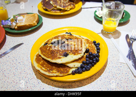 Heidelbeere Frühstück Pfannkuchen, Tick Tock Diner im New Yorker Hotel, Eighth Avenue, Manhattan, New York City, Vereinigte Staaten Stockfoto