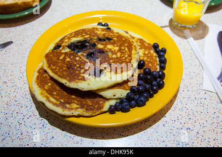 Heidelbeere Frühstück Pfannkuchen, Tick Tock Diner im New Yorker Hotel, Eighth Avenue, Manhattan, New York City, Vereinigte Staaten Stockfoto