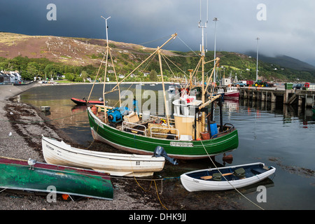 Angelboote/Fischerboote in Ullapool auf Loch Broom, Schottland. Stockfoto