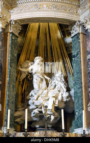 Die Ekstase der Heiligen Teresa von Gian Lorenzo Bernini in der Kirche Santa Maria della Vittoria - Rom, Italien Stockfoto