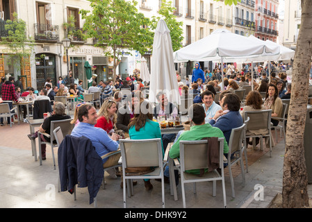 Bürgersteig-Bars in Plaza de Chueca in Madrid, Spanien Stockfoto