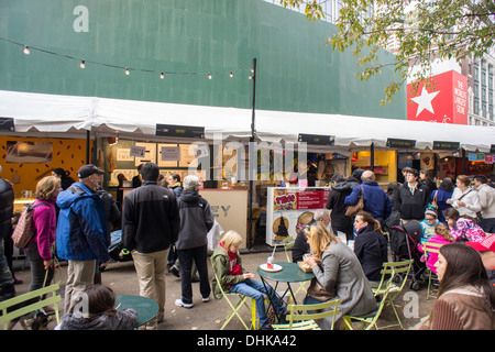 Feinschmecker genießen Sie die Angebote auf dem Broadway Bisse im freien Markt im Herald Square in New York Stockfoto