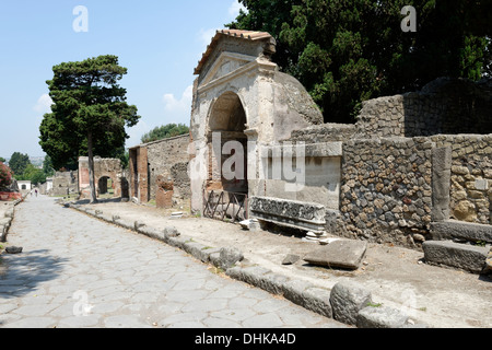 Blick auf Gräber entlang der Via dei Sepolcri Hauptstraße der Nekropole von Porta Ercolano, Pompei Italien. Stockfoto