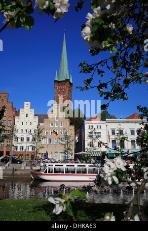 Historischen Hafen am Fluss Trave und Petrikirche, Hansestadt Lübeck, Schleswig-Holstein, Deutschland Stockfoto