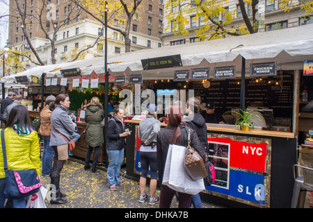 Feinschmecker genießen Sie die Angebote auf dem Broadway Bisse im freien Markt im Herald Square in New York Stockfoto