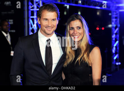 Kitzbüheler, Österreich. 11. November 2013. Ehemalige Torwart Jens Lehmann und seine Frau Conny kommen bei der Verleihung der Laureus Medienpreises im Kitzbüheler, Österreich, 11. November 2013. Der Laureus Medienpreis zeichnet journalistische Beiträge, Initiativen und Personen, die ein besonderes Engagement für Sport zeigte. Foto: TOBIAS HASE/Dpa/Alamy Live News Stockfoto