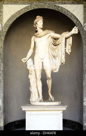 Statue des Apollo del Belvedere wurde diese Statue Teil der Sammlung in seinem Palast in Rom stattfindenden Kardinal Giuliano della Rovere. Als er Papst als Julius II. (1503-1513) gewählt wurde übertrug sich die Statue an den Vatikan, wo es seit mindestens 1508 blieb. Der Gott Apollo, bewegt sich majestätisch und scheint gerade veröffentlicht haben und Pfeil vom Bogen den er ursprünglich in seiner linken Hand trug. Die Arbeit wurde auf halbem Wege Throught im 2. Jahrhundert A, D, datiert und gilt als eine Kopie ein original Bronzestatue von b.b. 330-320 von Baues, eines der Artista gearbeitet Stockfoto