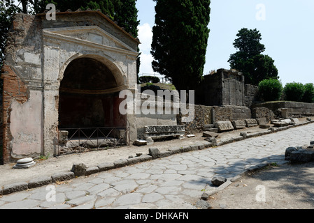 Blick auf Gräber entlang der Via dei Sepolcri Hauptstraße der Nekropole von Porta Ercolano, Pompei Italien. Stockfoto