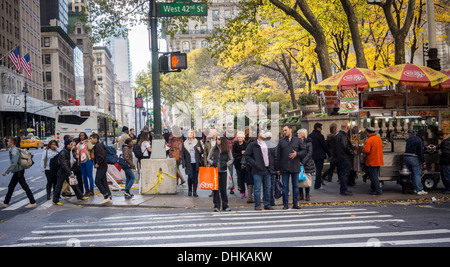 Fußgänger auf der Fifth Avenue in New York warten 42nd Straße überqueren, am Sonntag, 10. November 2013. (© Richard B. Levine) Stockfoto