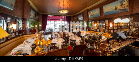 In Vichy die stilvollen Art Déco Brasserie des Casinos von Herr und Frau Tajetti (Frankreich) laufen. La Brasserie du Casino À Vichy. Stockfoto