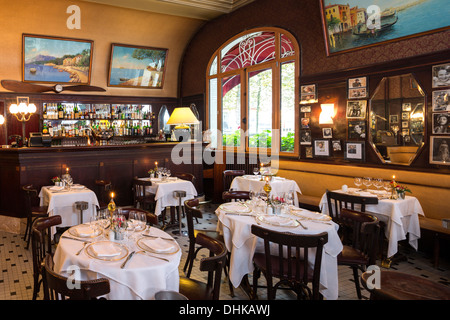 In Vichy die stilvollen Art Déco Brasserie des Casinos von Herr und Frau Tajetti (Frankreich) laufen. La Brasserie du Casino À Vichy. Stockfoto