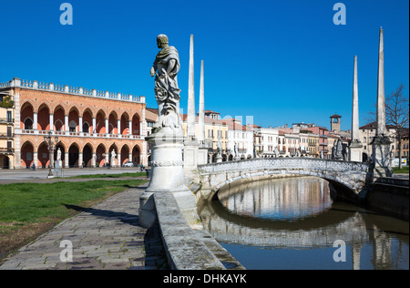 Veneto, Padua, die Statuen entlang des Kanals in Prato Della Valle quadratisch Stockfoto