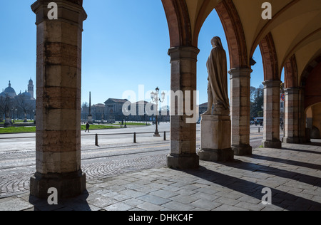 Veneto, Padua, der Dante Alighieri-Denkmal im Keller der Amulea Loggia in Prato Della Valle quadratisch Stockfoto