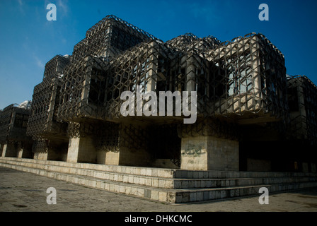 Dieses Bild zeigt die National Public Library in Prishtina Stadt. Es ist mit Mutter Teresa Street entfernt. Kosovo Stockfoto