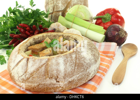 ein Bauernbrot gefüllt mit einer bunten Brotsuppe Stockfoto