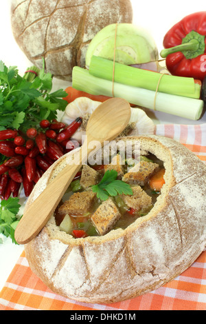 ein Bauernbrot gefüllt mit einer bunten Brotsuppe Stockfoto