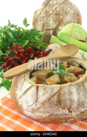 ein Bauernbrot gefüllt mit einer bunten Brotsuppe Stockfoto