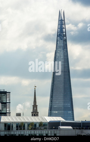 Die Scherbe erhebt sich über der City of London Stockfoto