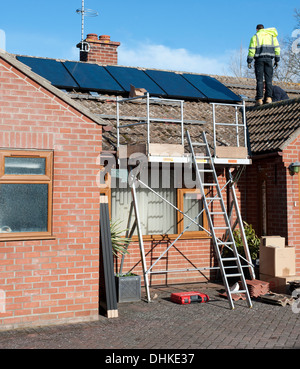 Installation von PV-Module auf Dach Stockfoto