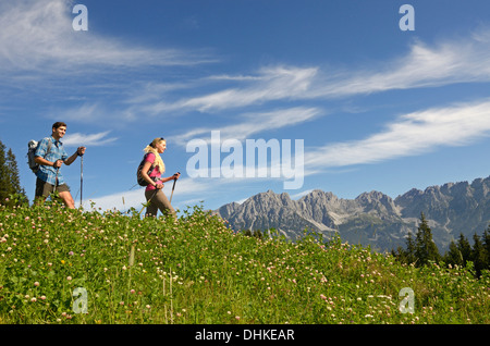 Wanderer am Hausberg Berg, Hartkaiser, Blick zum Wilden Kaiser, Tirol, Österreich Stockfoto