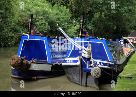 Zwei historische Kohle mit Narrowboats der Grand Union Canal tragen Co Ltd in Stoke Bruerne festgemacht Stockfoto
