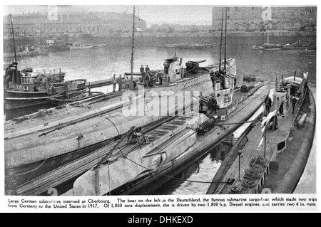 Große deutsche u-Boote in Cherbourg interniert. Das Boot auf der linken Seite ist das Deutschland, das berühmte u-Boot-Frachtschiff. Stockfoto