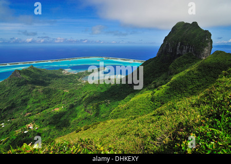 Blick auf das Riff, Motu und Mount Otemanu vom Mount Pahia, Bora Bora, Gesellschaftsinseln, Französisch-Polynesien, Inseln unter dem Winde, Stockfoto