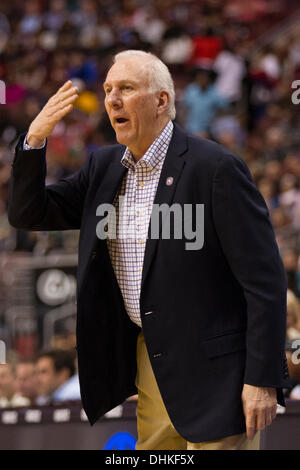 11. November 2013: San Antonio Spurs Cheftrainer Gregg Popovich auf die Sidelinesduring das NBA-Spiel zwischen den San Antonio Spurs und die Philadelphia 76ers im Wells Fargo Center in Philadelphia, Pennsylvania reagiert. Die Spurs gewinnen 109-85. (Christopher Szagola/Cal Sport Media) Stockfoto