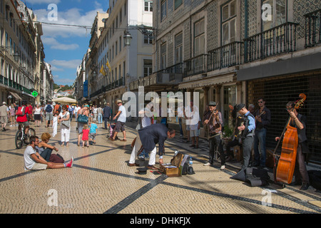 Straßenmusiker auf der Rua Augusta verkehrsberuhigten Straße im Stadtteil Baixa, Lissabon, Lissabon, Portugal Stockfoto