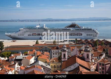 Kreuzfahrtschiff Oceana, P und O Cruises, Andocken am Terminal de Cruzeiros de Santa Apolonia nahe Stadtteil Alfama, Lissabon, Lisboa, Po Stockfoto