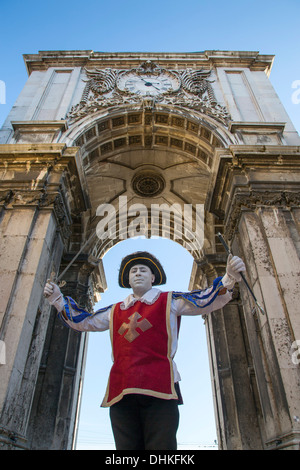 Straßenkünstler unter Triumphbogen Arco da Victoria am Praça Comercio Platz im Viertel Baixa, Lissabon, Lisboa, Portugal Stockfoto