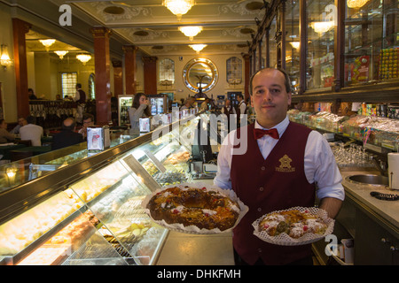 Kellner mit traditionellen Bolo Rei Kuchen Pastelaria Versailles Café und Bäckerei in Saldanha Bezirk, Lissabon, Lissabon, Portugal Stockfoto