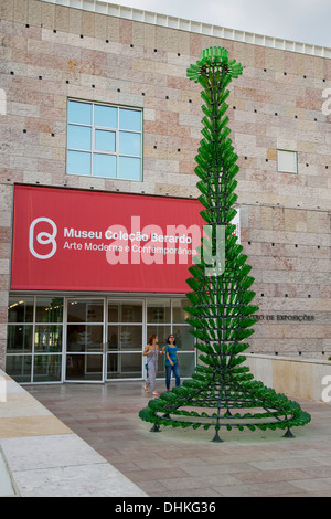 Skulptur auf dem Display außerhalb Museo Coleccion Berardo, Berardo Sammlung Museum in Belem, Lissabon, Lissabon, Portugal Stockfoto