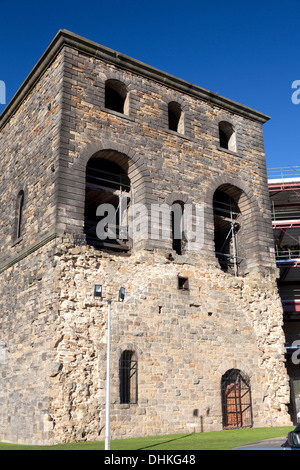 Ehemaligen Eisenbahnwaggon heben Turm erhalten am Wellington Place, Leeds, West Yorkshire Stockfoto