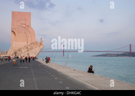 Padrão Dos Descobrimentos, das Denkmal der Entdeckungen in Belem und Ponte 25 de Abril Brücke über den Tejo bei Sonnenuntergang, Lissabon, Li Stockfoto