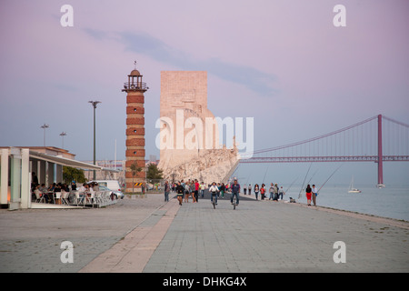 Padrão Dos Descobrimentos, das Denkmal der Entdeckungen in Belem und Ponte 25 de Abril Brücke über den Tejo bei Sonnenuntergang, Lissabon, Li Stockfoto