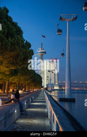 Paar knutschen an einer Wand entlang den Tejo am Parque Das Nacoes, Park der Nationen, mit Teleferico Lisboa, Lissabon-Seilbahn Stockfoto