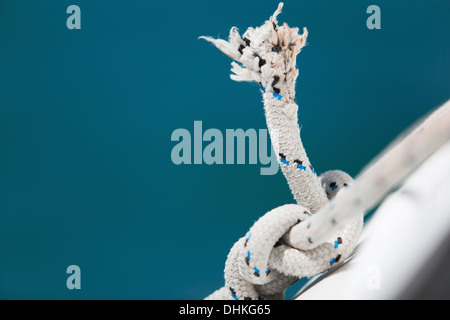 Seil mit einem Knoten, Meer Hintergrund Stockfoto