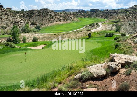 17. Grün und 18. Fairway auf Redlands Mesa Golf Club, Grand Junction, Colorado, USA Stockfoto