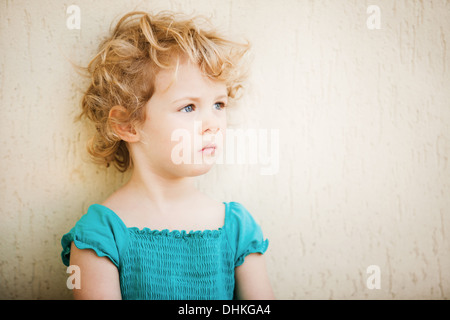 Entzückende kleine Mädchen Nahaufnahme im Freien im Sommer getroffen Stockfoto