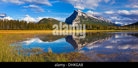 Mount Rundle erhebt sich über Banff Township von Vermillion Seen fahren Banff Nationalpark Kanada Nordamerika Alberta Stockfoto