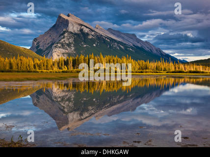 Mount Rundle erhebt sich über Banff Township von Vermillion Seen fahren Banff Nationalpark Kanada Nordamerika Alberta Stockfoto