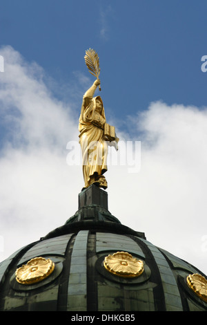 Die Kuppel ist gekrönt von einer Statue symbolisiert die siegreichen Tugend (jetzt eine Replik der Nachkriegszeit). Die neue Kirche (Englisch: Neue Kirche; umgangssprachlich Deutscher Dom, d. h. deutschen Kirche), in Berlin am Gendarmenmarkt befindet sich in der Französischen Kirche von Friedrichstadt (Französische Kirche). Stockfoto