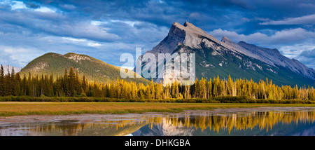 Mount Rundle erhebt sich über Banff Township von Vermillion Seen fahren Banff Nationalpark Kanada Nordamerika Alberta Stockfoto